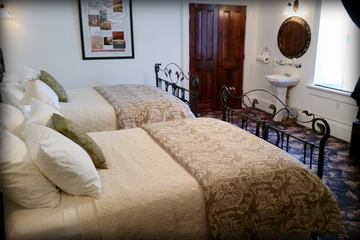Mineral Point Hotel Екстер'єр фото